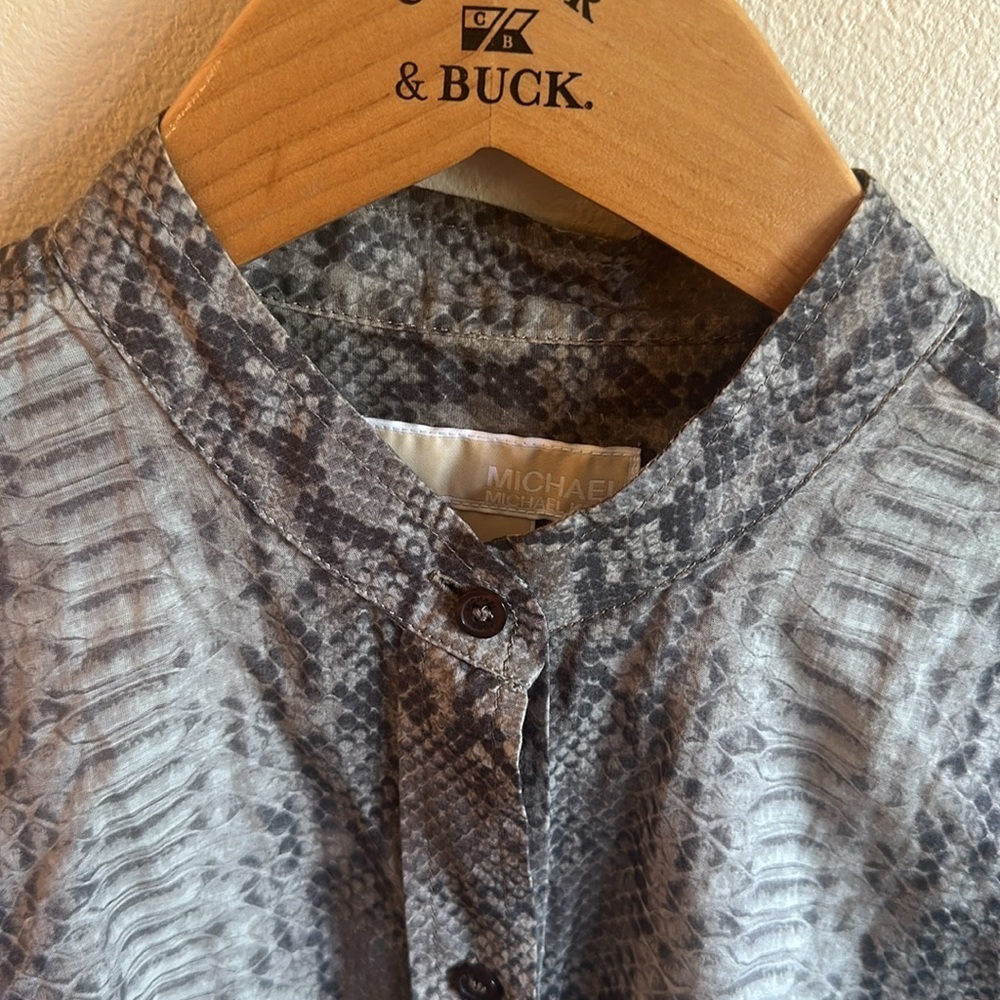 Michael Kors Button Up Shirt Size 12 Gray Black Animal Print Band Collar - Picture 5 of 13